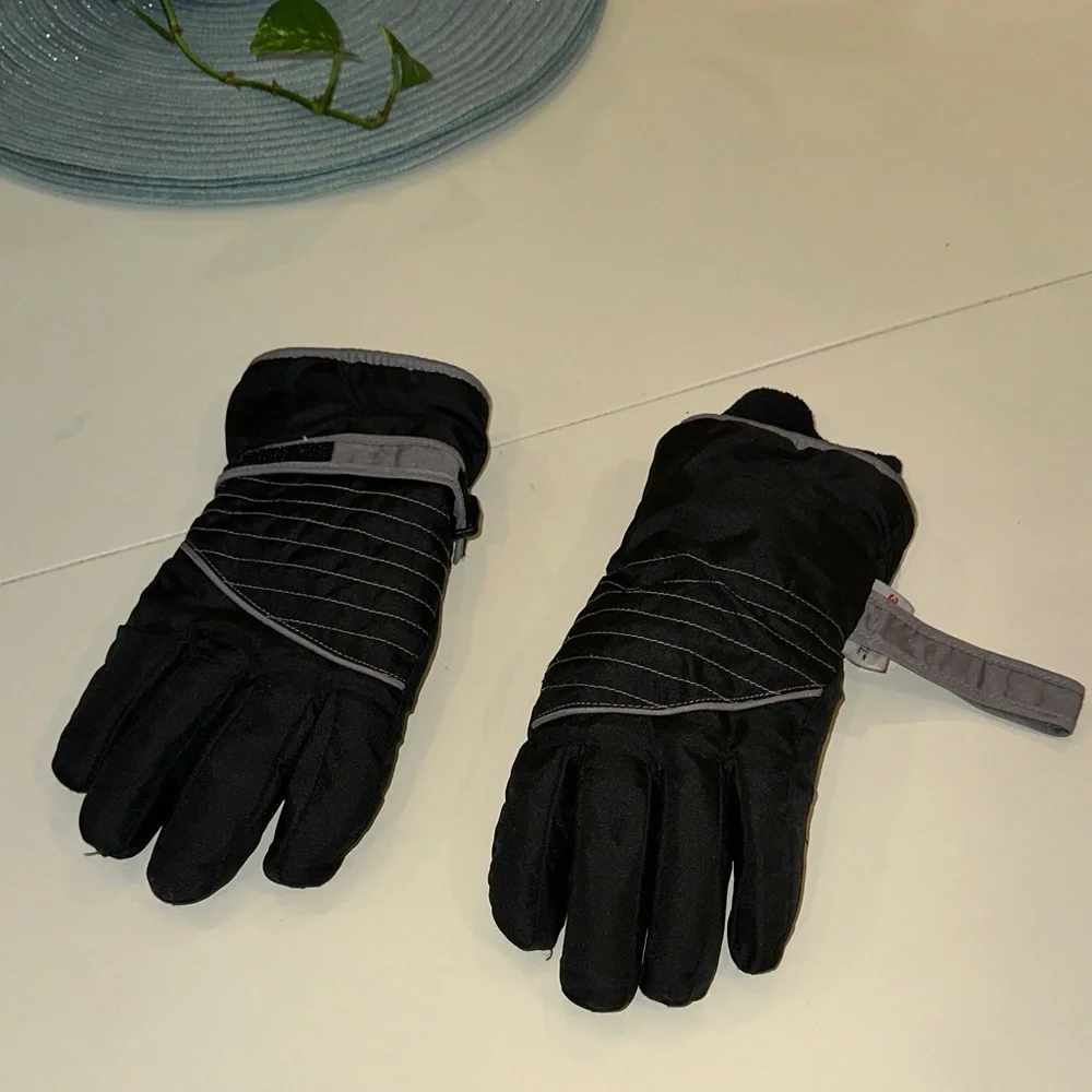 3M Thinsulate Black and Gray Kids Mittens